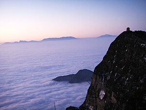 Sončni vzhod nad goro Emei