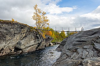 Svártijåhkå vid bron nära inloppet i Sårgåjávrre.