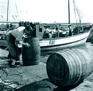 Tonneaux de vin sur le port de Limassol