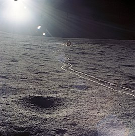 A holdkomp a távolban. A hozzá vezető két párhuzamos vonal a MET által hagyott keréknyom