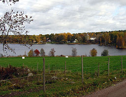 Trehörnasjön med Trehörna kyrka vid andra sidan