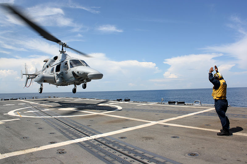 Archivo:US Navy 110817-N-ZI300-113 Boatswain's Mate 3rd Class James Holmes, a landing safety enlisted, directs an Ecuadorian navy Bell 230 helicopter to ta.jpg