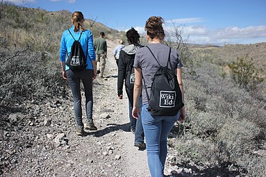 «Geo Club de la Universidad de Arizona en un viaje de campo asociado a artículos de Wikipedia sobre geología»