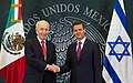 El presidente Shimon Peres con el presidente Enrique Peña Nieto en la Ciudad de México, 2013.