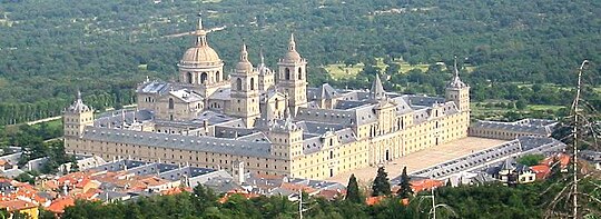 El Monasterio de El Escorial visto desde el aire y desde el Monte Abantos.