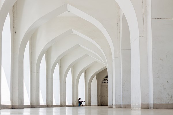 Binneaansig van die Nasionale Baitul Mukarram-moskee, Dhaka, Bangladesj.