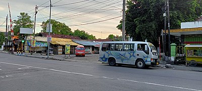 MPU & Angkutan Pedesaan Jombang menunggu jadwal keberangkatan dari perempatan Stasiun Jombang