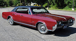 Oldsmobile Cutlass Supreme Hardtop Sedan (1967)