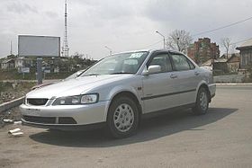 1997 Isuzu Aska sedan 01.jpg