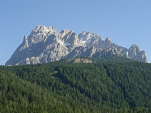 Sextner Rotwand (severní strana) a Elferkofel (v pozadí), pohled ze Sextenu/Moosu