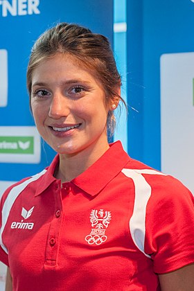 Lisa Perterer bei der Einkleidung zu den Olympischen Sommerspielen 2016