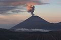 Semeru, Rauchwolken in Dämmerung