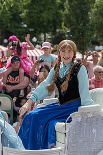 La princesse Anna d'Arendelle lors de La Magie Disney en parade !. (définition réelle 1 921 × 2 882)