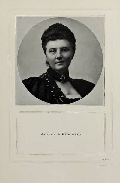 Madame Podarowska, photographie en buste.