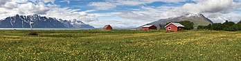 Vista panorâmica do fiorde de Lyngen, em Nordreisa, condado de Troms, Noruega, junho de 2012. (definição 9 010 × 2 285)