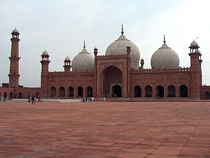 La Badshahi Masjid, literalmente la 'Mezquita Real', fue construida en 1674 por Aurangzeb. Esta es una de las mejores marcas de Lahore, y resume la belleza y grandeza de la era Mogol.