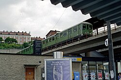 Een groene trein (model C4) van de Tunnelbana op lijn 13 in het station Ropsten; juli 1992.