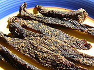 Pedaços de biltong de carne bovina caseiros