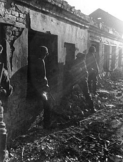 Німецькі солдати ведуть вуличні бої за опанування радянських позицій у Сталінграді. 1942
