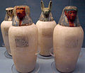 Pots canopes de Neskhons au British Museum (En calcite, avec des têtes en bois peint).