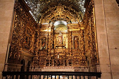 Retablo de la capilla de Nossa Senhora da Doutrina en la iglesia de San Roque (Lisboa).[189]​ El mismo templo contiene otros notables retablos, y el museo del que forma parte, una excepcional colección de arte sacro, incluyendo retablos de otras procedencias.[190]​