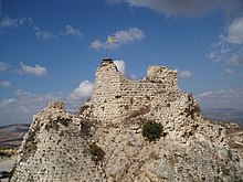 изрезанный скалистый пик с камнями и остатками башни