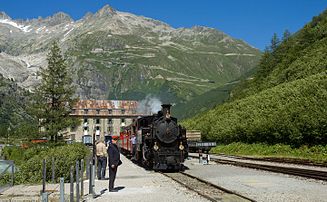 Un train de la ligne sommitale de la Furka en gare de Gletsch (canton du Valais). (définition réelle 4 202 × 2 594)