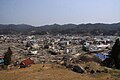 津波に呑まれて壊滅した市街地に、海から運ばれてきた大型漁船が何隻も取り残されている。