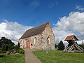 Kirche mit Glocke von 1479 (im neuerrichteten Glockenstuhl), Friedhof mit Feldsteintrockenmauer und Mordwange