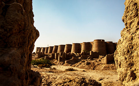 "Early_Morning_View_of_Derawar_Fort" by User:Muh.Ashar