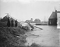 Engelse helicopter, een Sikorsky, neergestort te Achthuizen tijdens hulpverlening na de watersnoodramp. Datum: 10 februari 1953