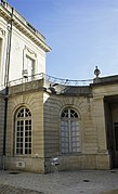 Cour intérieure et cadran solaire.