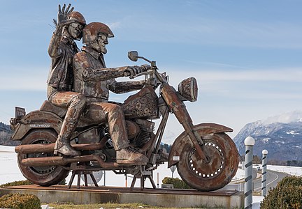 Челична статуа пара на мотоциклу марке Харли Дејвидсон. Статуа се налази у Бекштању, градићу у јужном делу Аустрије, у покрајини Корушка, недалеко од границе са Словенијом.