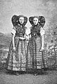 Festtagstracht von Mädchen in Jüterbog vor 1900