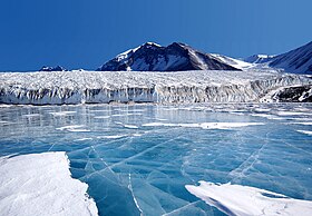 Голубой лёд, покрывающий озеро, приходит в виде талой воды с ледника Канада, которая затем замерзает, закрывая находящуюся ниже солёную воду.