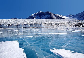 Glace bleue recouvrant le lac Fryxell, dans les monts Transantarctiques (Terre Victoria, Antarctique). (définition réelle 1 560 × 1 083*)