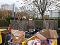 Poubelles d'entreprises sur un campus tertiaire à Châtenay-Malabry.