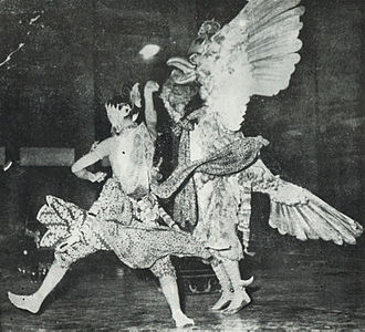 Gatotkaca (left) fighting Garuda Yeksa in what appears to be a wayang wong performance.