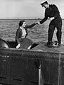 גברת גולדה מאיר מבקרת באח"י תנין בסיוע של מפקד הצוללת יוסף דרור 17 דצמבר 1959.