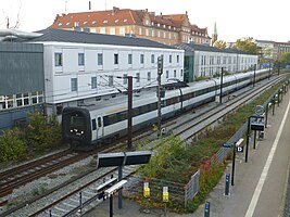 “城际3型柴油动车组”和“区际4型电力动车组”重联运行，两者均由丹麦国家铁路使用，2014年10月27日拍摄于丹麦哥本哈根的东门站