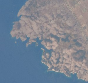 Satellitenaufnahme der Küste rund ums Kap Stillo mit der Bucht in der Mitte