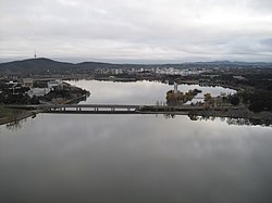 Pohled na jezero, v popředí most na Kings Avenue