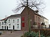 Gepleisterd huis; gevelsteen met ranken en jaartal