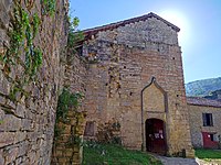 Maison forte du XIIIe siècle avec entrée renaissance. On remarque la corniche et les vestiges de l'escalier.