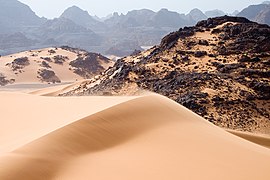 Dunes mouvantes, rochers et montagnes dans le Tadrart Acacus, au sud-ouest de la Libye.