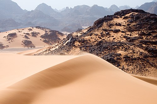 Dunas, rocas y montañas en Tadrart Acacus un area desierta en el sudoeste de Libia, parte del Sahara.