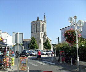 Une rue piétonne en centre-ville de Meschers