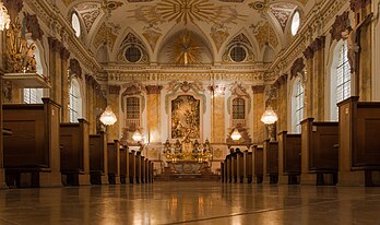 O Salão dos Cidadãos (Bürgersaal) é um edifício histórico em Munique, Alemanha. Também conhecido como igreja do Salão dos Cidadãos (Bürgersaalkirche) desde a consagração do altar-mor em 13 de maio de 1778, é o salão de orações e reuniões da Congregação dos Homens Marianos “Anunciação da Virgem Maria no Salão dos Cidadãos em Munique”. Foi construído em 1709/1710 segundo planos de Giovanni Antonio Viscardi. O salão é usado como igreja desde 1778. (definição 4 672 × 2 764)