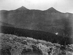 Vue de 1871 sur First Peoples Mountain et le mont Stevenson.