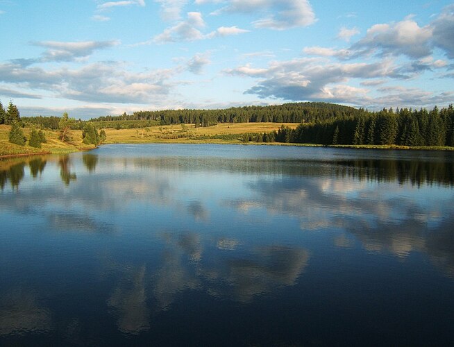 Озеро в Рудных горах в Чехии недалеко от городка Божий Дар